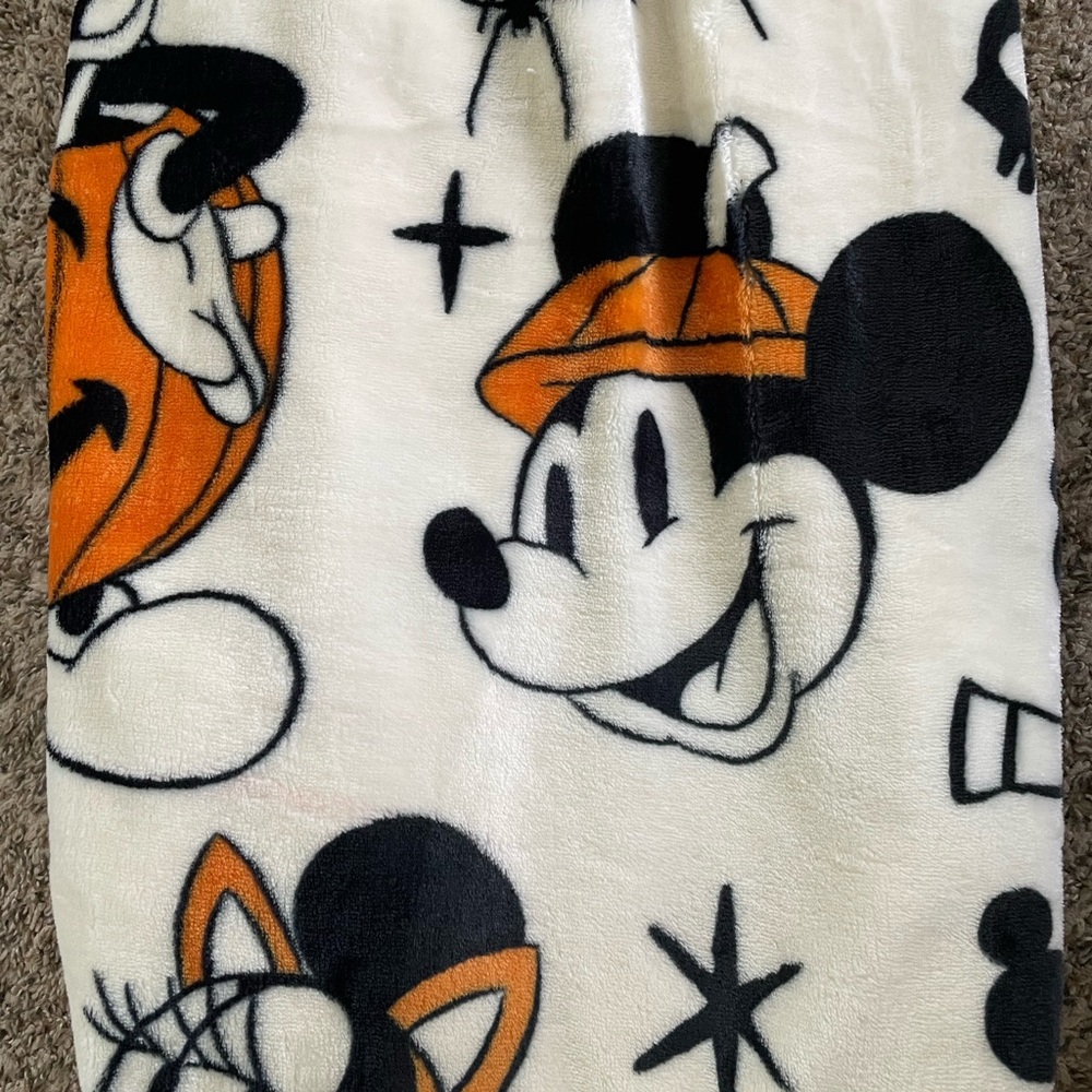 2023 Disney Mickey HALLOWEEN Plush Throw - Picture 2 of 3